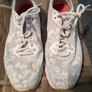 Women's Nike Air Sneakers White Size 9/9.5 Preowned